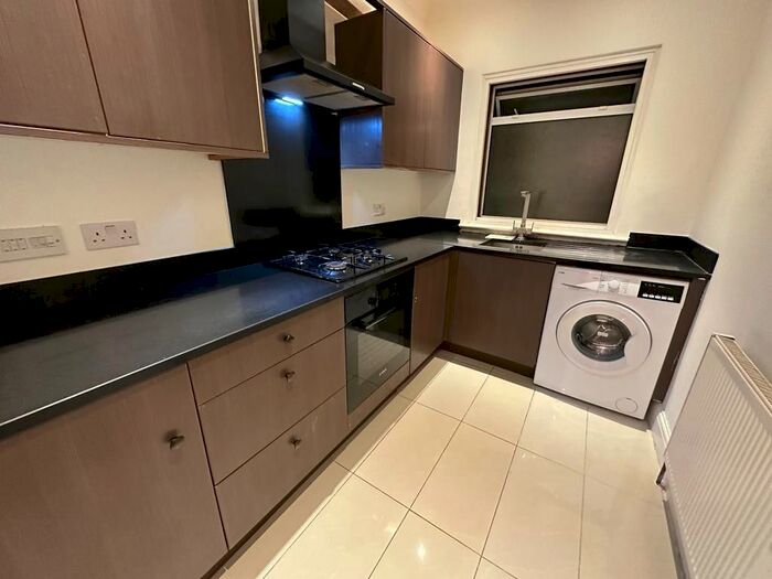 2 Bedroom Bungalow To Rent In Upper Sutton Lane, Hounslow, Greater London, TW5