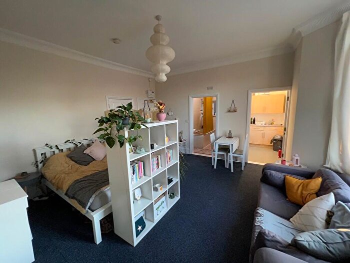 Apartment To Rent In Cazenove Road, London, N16
