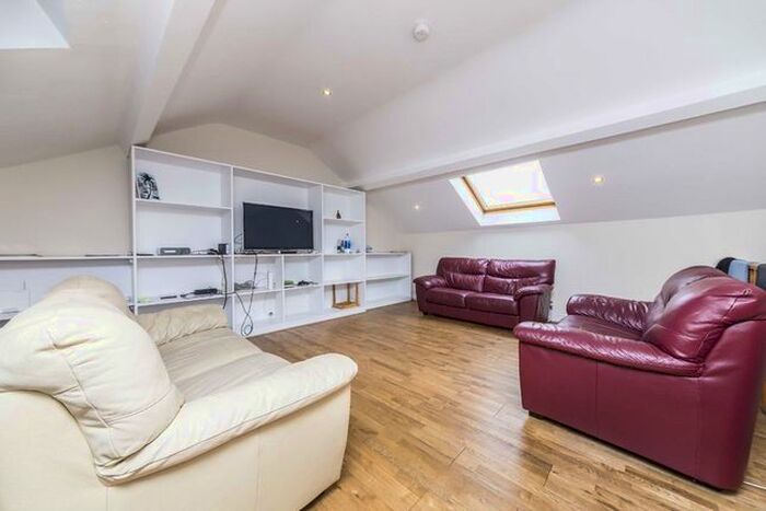 3 Bedroom Flat To Rent In Landor Road, London, SW9