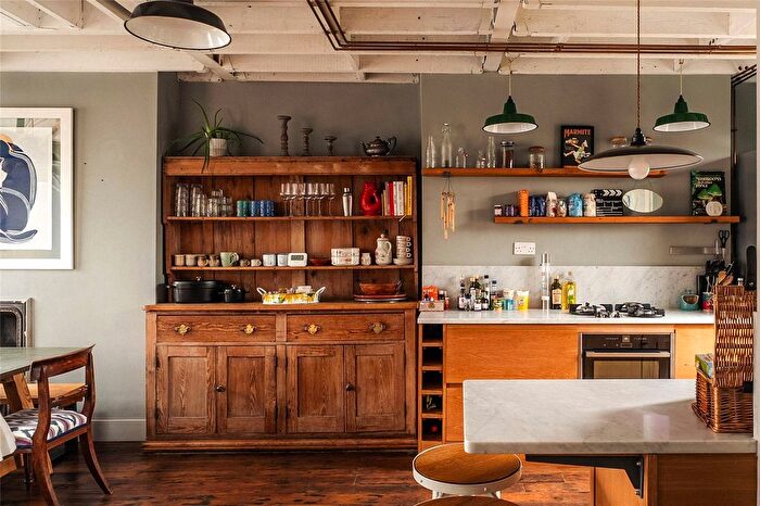 3 Bedroom Flat To Rent In Chesterton Road, Notting Hill, W10