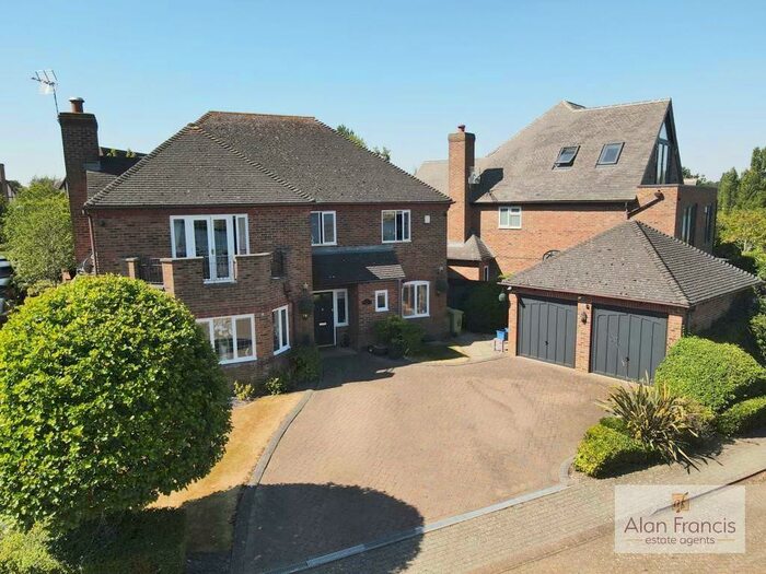 5 Bedroom Detached House To Rent In Shallowford Grove, Furzton, Milton Keynes, MK4