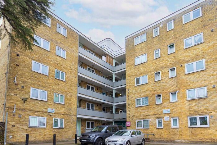 3 Bedroom Flat To Rent In Ewen Crescent, London SW2
