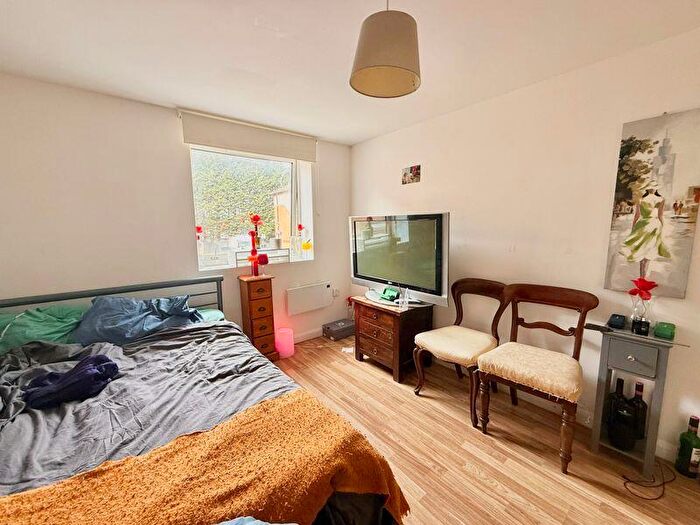 2 Bedroom Flat For Sale In Milliners Way, Luton, LU3
