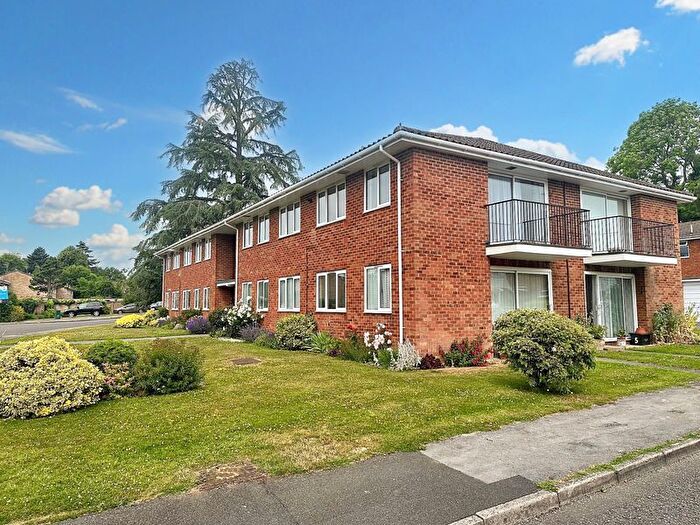 2 Bedroom Flat For Sale In Clementi Avenue, Holmer Green, HP15