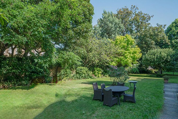 2 Bedroom Flat For Sale In Elm Park Gardens, Chelsea, London, United Kingdom, SW10