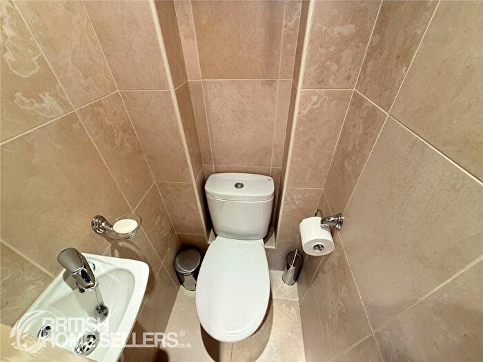 2 Bedroom Apartment For Sale In West Cliff Road, Bournemouth, Dorset, BH2