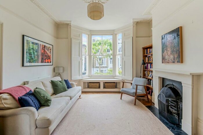 3 Bedroom Maisonette To Rent In Southborough Road, South Hackney, London, E9