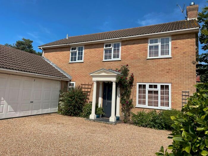 4 Bedroom Detached House To Rent In Albany Close, Worthing, BN11