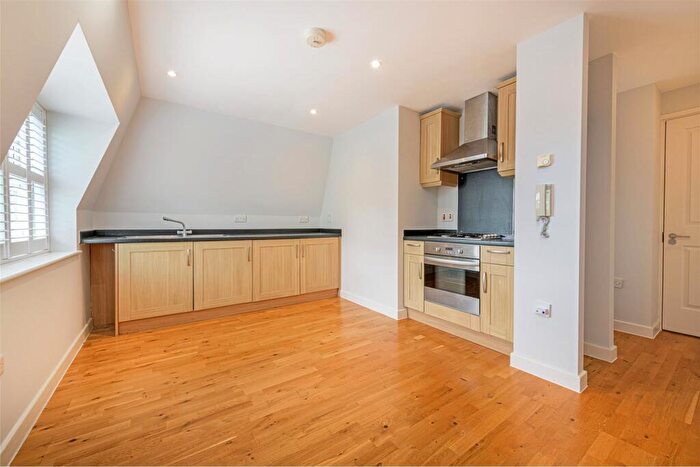 1 Bedroom Flat To Rent In The Avenue, Worcester Park, KT4