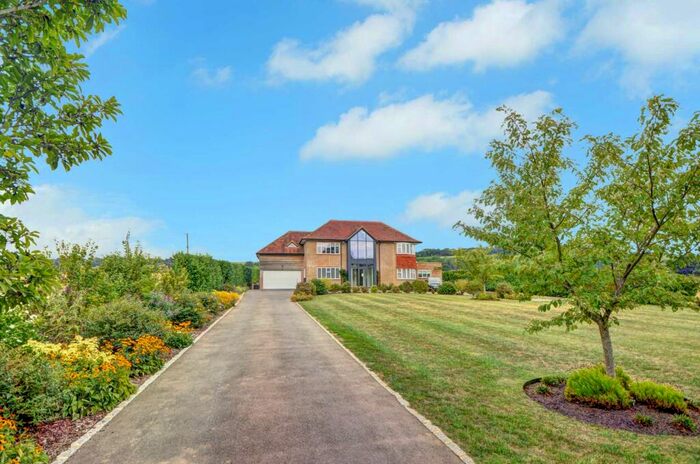 4 Bedroom Detached House For Sale In Wycombe Road, Saunderton, HP27