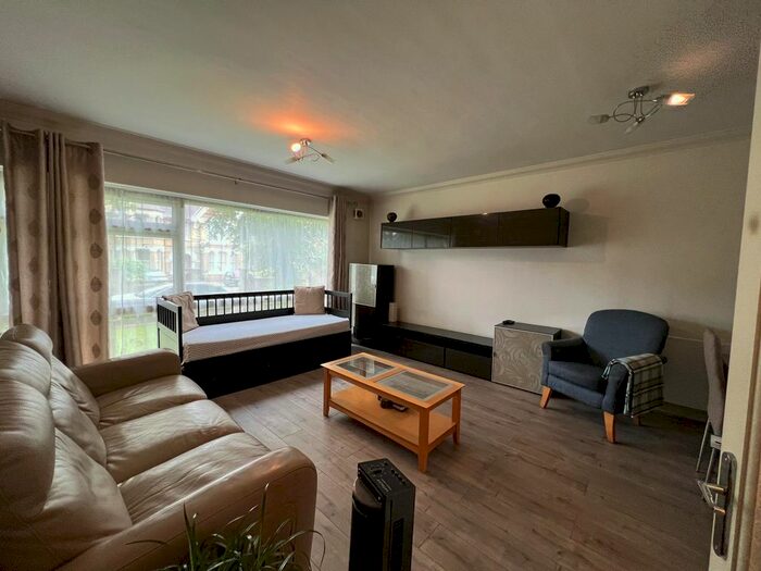 2 Bedroom Flat To Rent In Oak Tree Close, London, W5