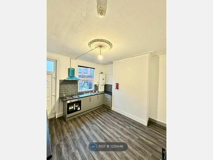 4 Bedroom Terraced House To Rent In Sandhurst Place, Leeds, LS8