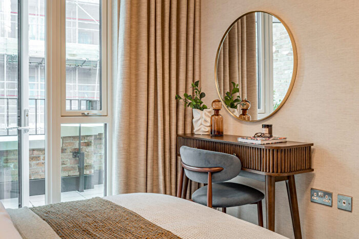 3 Bedroom Town House For Sale In North Gate Park, London, N15