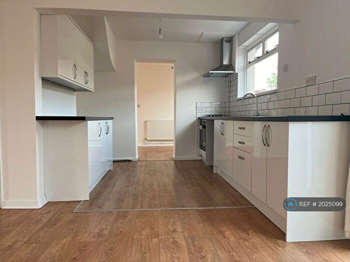 4 Bedroom Semi-Detached House To Rent In Gravesend, Gravesend, DA12