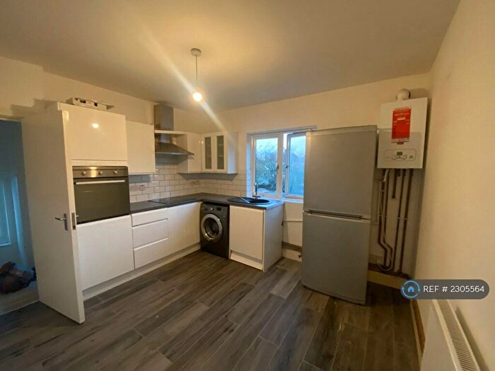 2 Bedroom Flat To Rent In Edmonton, Edmonton, N9