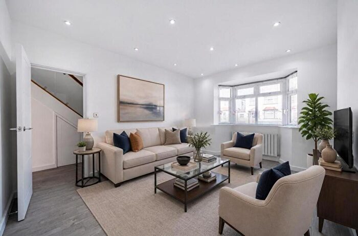 3 Bedroom Semi-Detached House For Sale In Ingram Road, Thornton Heath, CR7