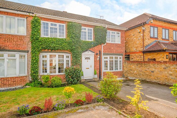 4 Bedroom Semi-detached House For Sale In Chailey Place, Hersham, KT12