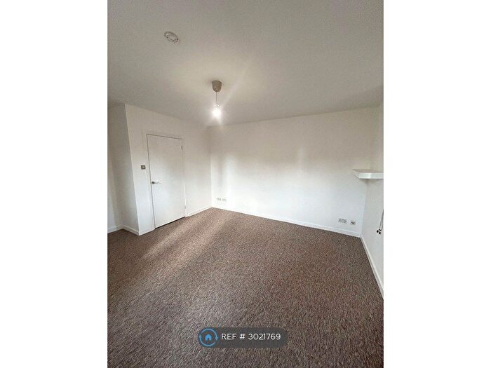 1 Bedroom Flat To Rent In St Michael's Court, London, E14