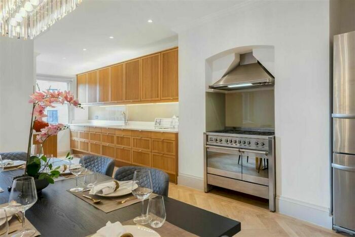 3 Bedroom Flat To Rent In Emperors Gate, London, SW7