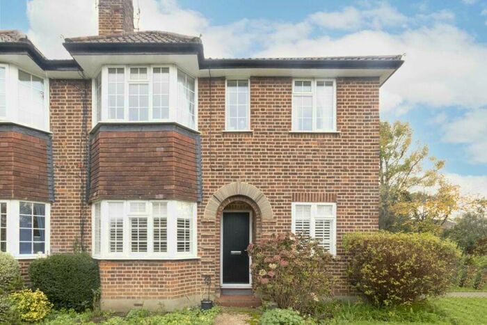 2 Bedroom Flat To Rent In Ditton Lawn, Thames Ditton, KT7