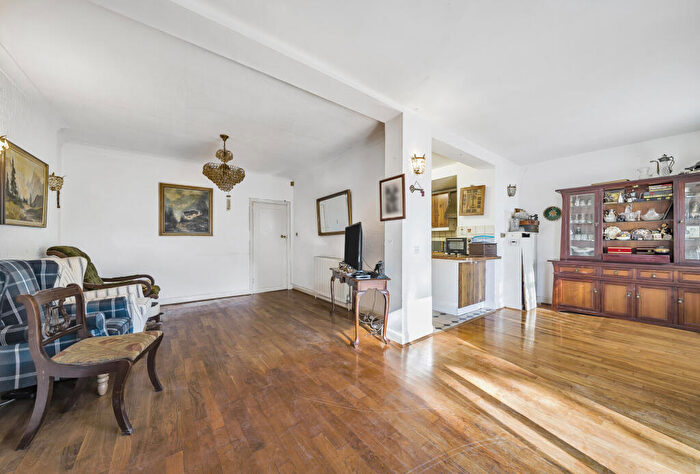 4 Bedroom Detached House For Sale In Queens Walk, Kingsbury, NW9