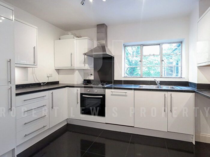 3 Bedroom Flat To Rent In Three Bedroom Apartment – Brookland Rise, London, NW11