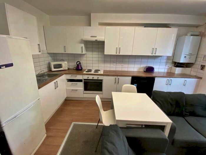 5 Bedroom Flat To Rent In Clifton Avenue, Manchester, Greater Manchester, M14