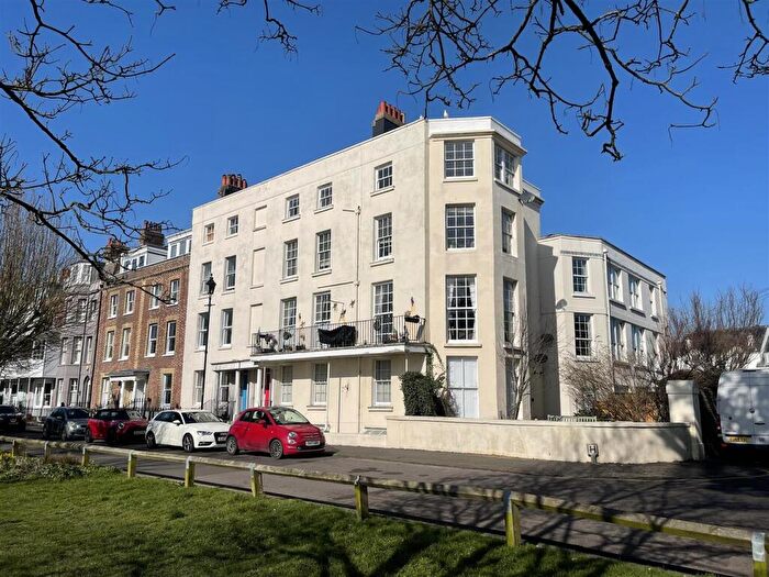 3 Bedroom Apartment To Rent In South Terrace, Littlehampton, BN17