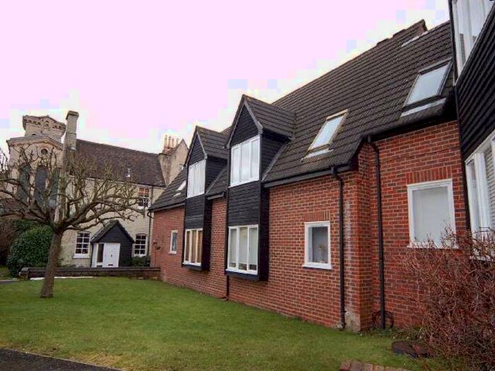 1 Bedroom Studio Flat To Rent In Christchurch Close, St Albans, AL3