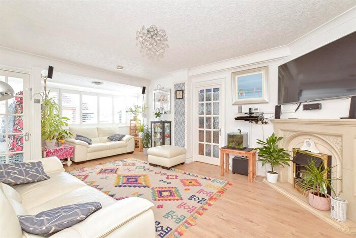 4 Bedroom Link Detached House For Sale In Tuscan Avenue, Middleton-On-Sea, West Sussex, PO22