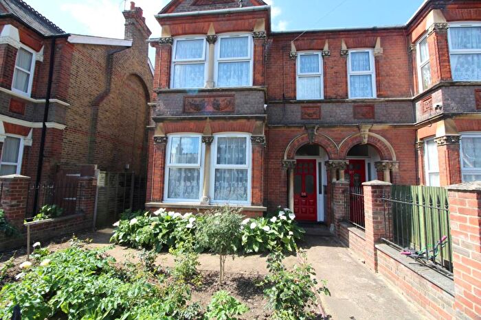 2 Bedroom Flat To Rent In Turners Hill, Cheshunt, EN8