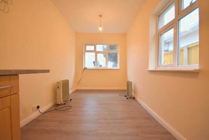 Studio To Rent In Roehampton Vale, Roehampton, London, SW15