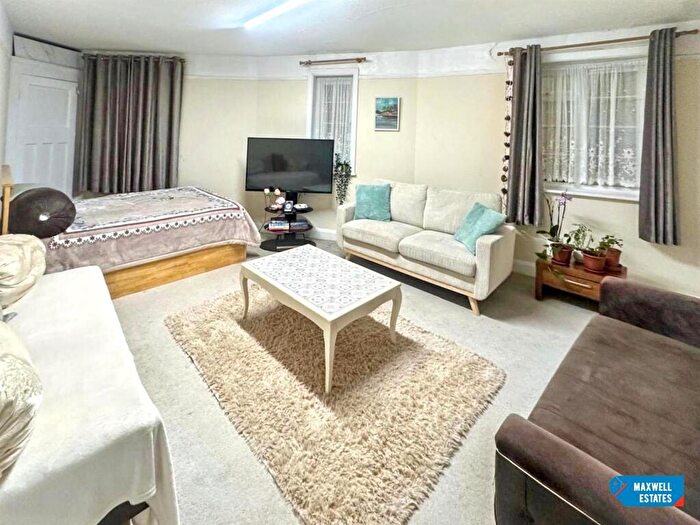 4 Bedroom Apartment To Rent In Edgware Road, London, NW9