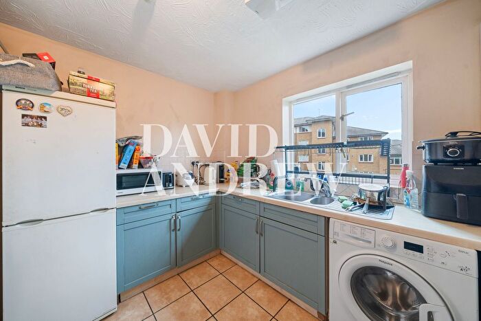 2 Bedroom Flat To Rent In Castleview Close, London, N4