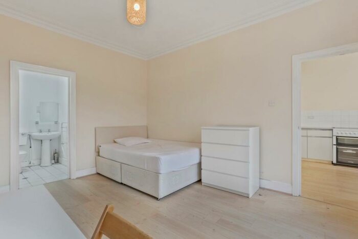 Flat To Rent In Whitehall Park, Archway, N19