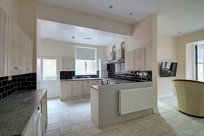 8 Bedroom End Of Terrace House To Rent In Elm Close, Nottingham, NG3