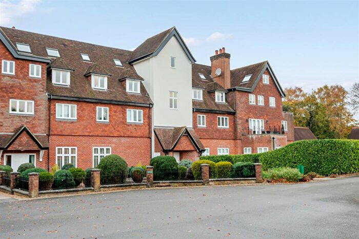 2 Bedroom Apartment For Sale In Outwood Lane, Kingswood, Tadworth, KT20