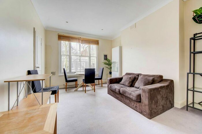 1 Bedroom Flat To Rent In Kempsford Gardens, Earls Court, London, SW5