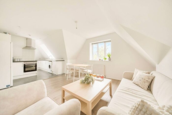 2 Bedroom Flat For Sale In Oak Avenue, Hampton, TW12