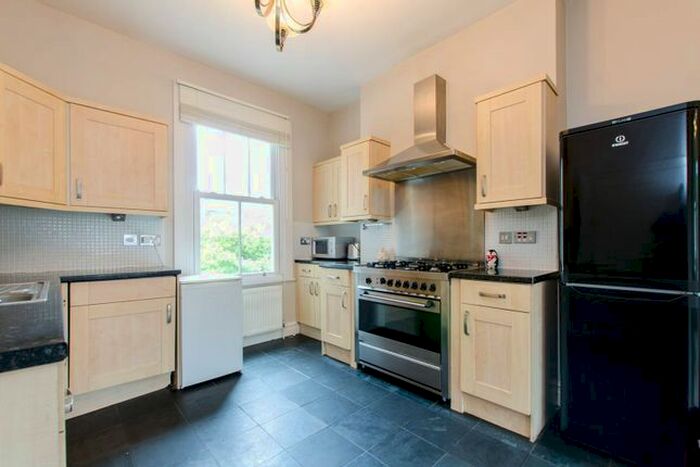 3 Bedroom Flat To Rent In Rosebery Road, Clapham Park, London SW2
