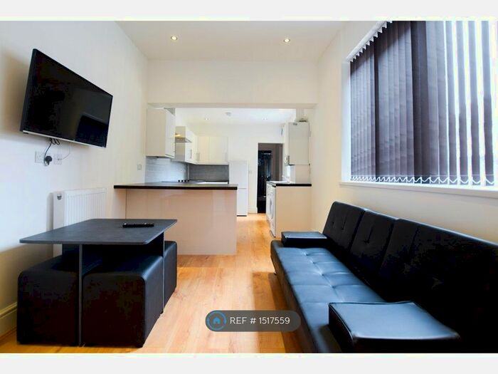 6 Bedroom Detached House To Rent In Boughey Road, Stoke-On-Trent, ST4