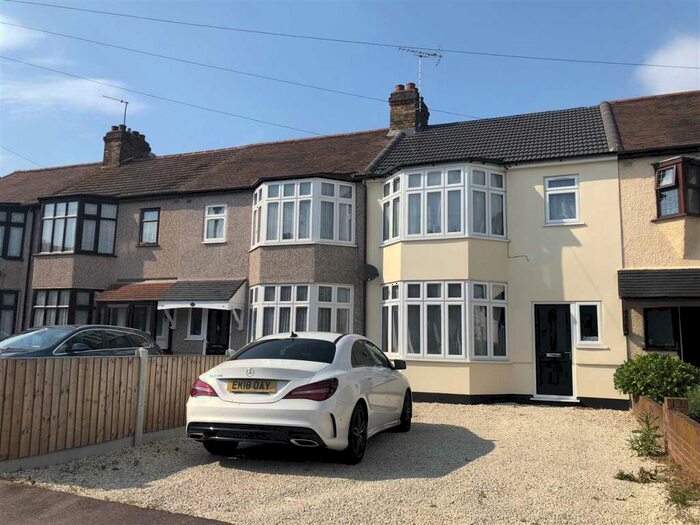 4 Bedroom Terraced House To Rent In Gorseway, Romford, RM7