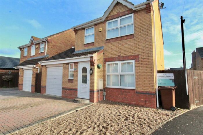 3 Bedroom House To Rent In Bowmont Way, Kingswood, Hull, HU7