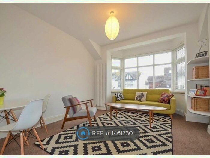 2 Bedroom Maisonette To Rent In Oakleigh Park Drive, Leigh-On-Sea, SS9