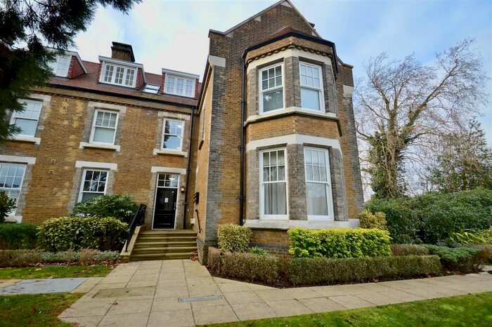 2 Bedroom Flat To Rent In Martin Drive, Stone, Dartford, DA2