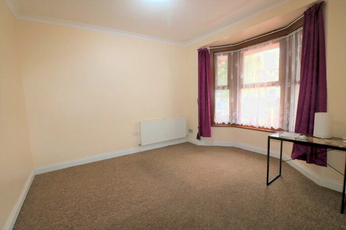 3 Bedroom Flat To Rent In Hainault Road, London, E11