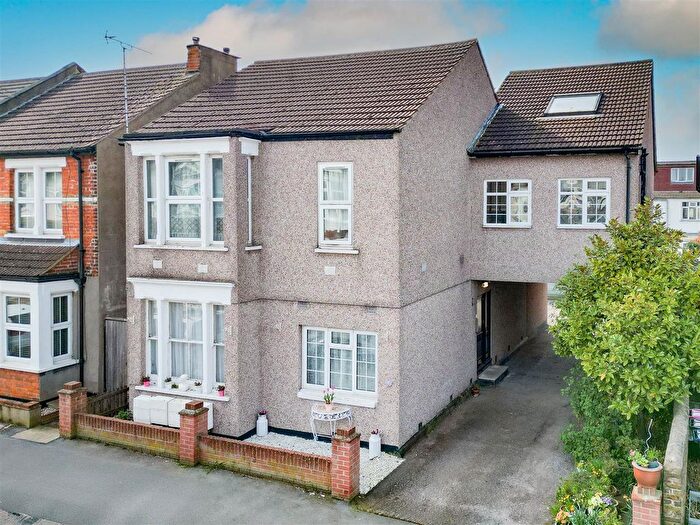 1 Bedroom Flat For Sale In Cliffsea Grove, Leigh-On-Sea, SS9