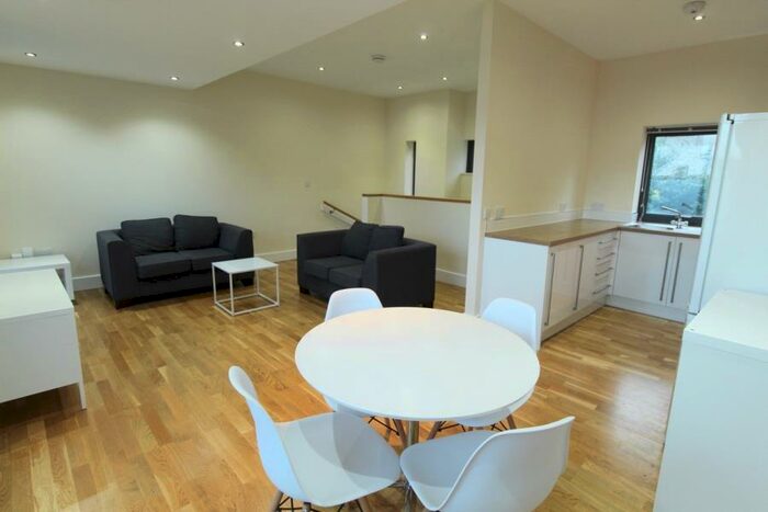 2 Bedroom Apartment To Rent In Buckingham Place, Headingley Lane, LS6