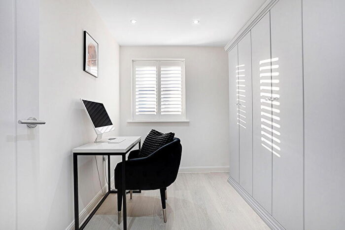 2 Bedroom Apartment For Sale In Walter House, Peters Village, Wouldham, ME1