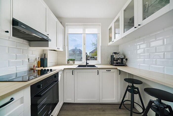 3 Bedroom Maisonette For Sale In Colindeep Lane, Colindale, NW9